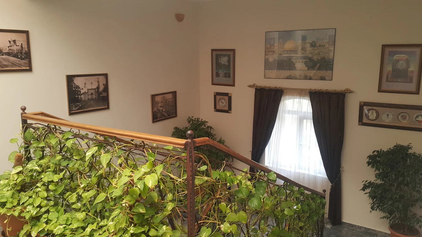 مدخل مبنى السفارة